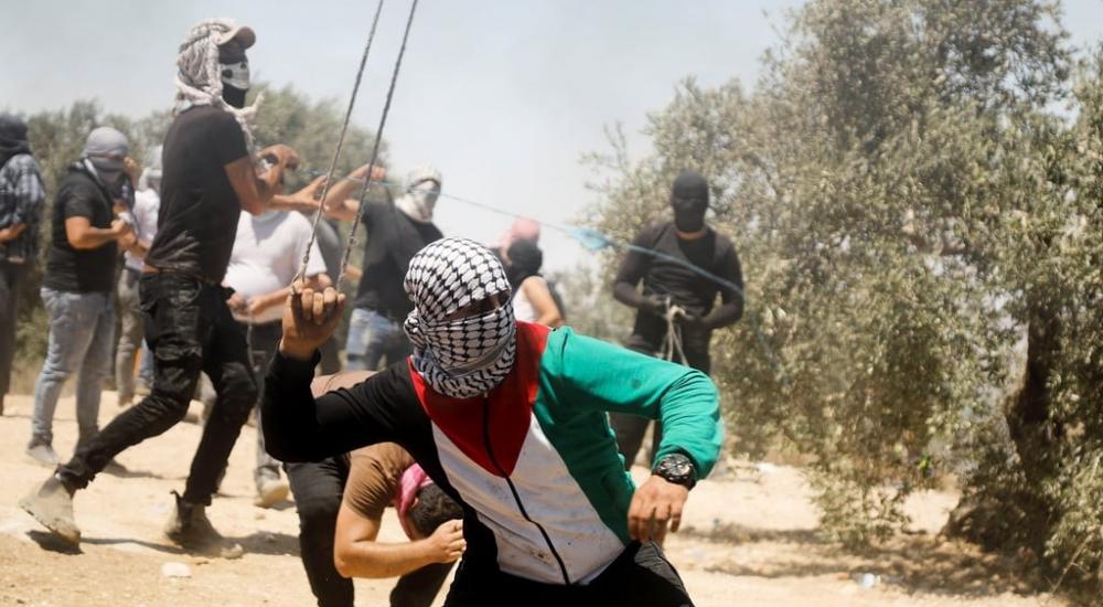این اتفاق در مناطق مختلف کرانه باختری رخ می دهد: معترضین به شهرک ها ظلم می کنند و نزار بانات را که توسط اشغالگران فلسطینی زخمی شده ، می کشند