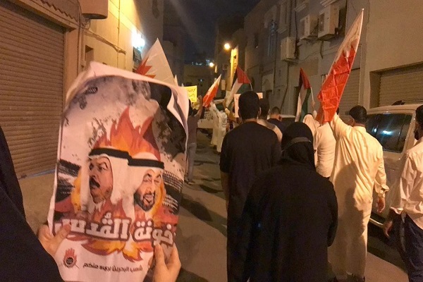 سلاح شما سازش است و سلاح ما مقاومت است: مردم بحرین علیه سیاست سازش آل خلیفه با رژیم صهیونیستی تظاهرات می کنند