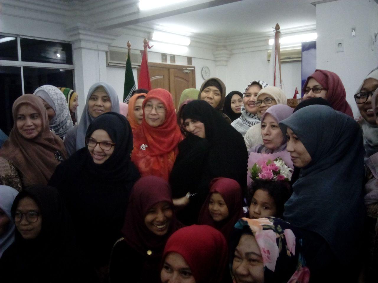 سخنرانی دختر امام در جمع دانشجویان در کالج اسلامی صدرا در اندونزی:اقدامات مهم در ایران برای استیفای حقوق بانوان تساوی حقوق مرد و زن صرفا عدالت نیست+ تصاویر و فیلم 5 سخنرانی دختر امام در جمع دانشجویان در کالج اسلامی صدرا در اندونزی:اقدامات مهم در ایران برای استیفای حقوق بانوان تساوی حقوق مرد و زن صرفا عدالت نیست+ تصاویر و فیلم 5