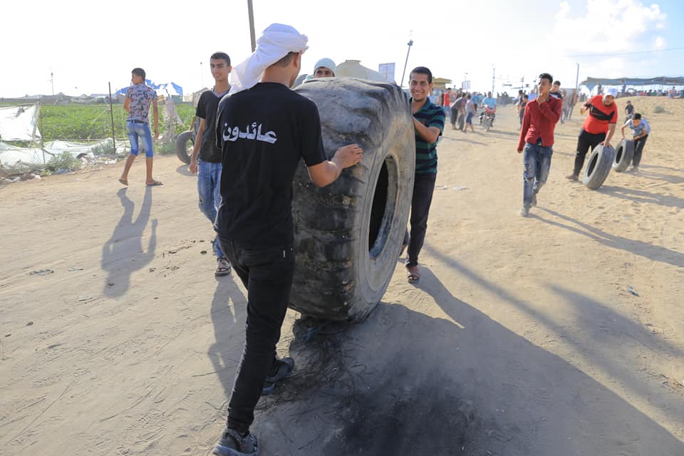 به روایت تصاویربرگزاری پرشور بیست و چهارمین راهپیمایی بازگشت در مرزهای غزه یک شهید و 210 زخمی در جمعه اعلام انزجار از اقدامات ترامپ 4 به روایت تصاویربرگزاری پرشور بیست و چهارمین راهپیمایی بازگشت در مرزهای غزه یک شهید و 210 زخمی در جمعه اعلام انزجار از اقدامات ترامپ 4