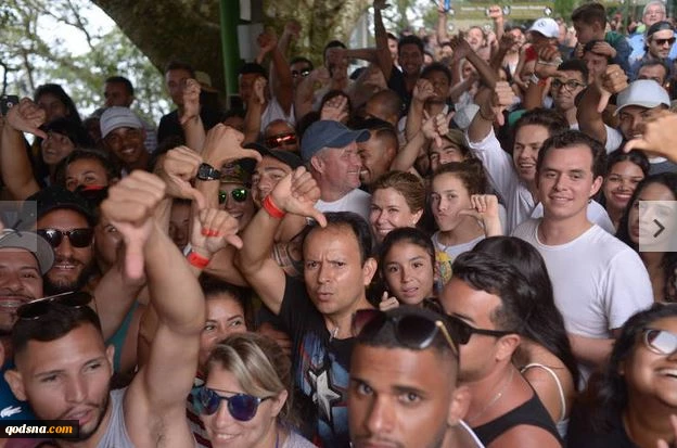 شبکه 10 تلویزیون عبری گزارش داد:

خشم مردم برزیل از مانع بازدید نتانیاهو از تندیس مسیح شد سردادن شعار و بوق ممتد رانندگان علیه نخست وزیر اسرائیل+ تصاویر 3