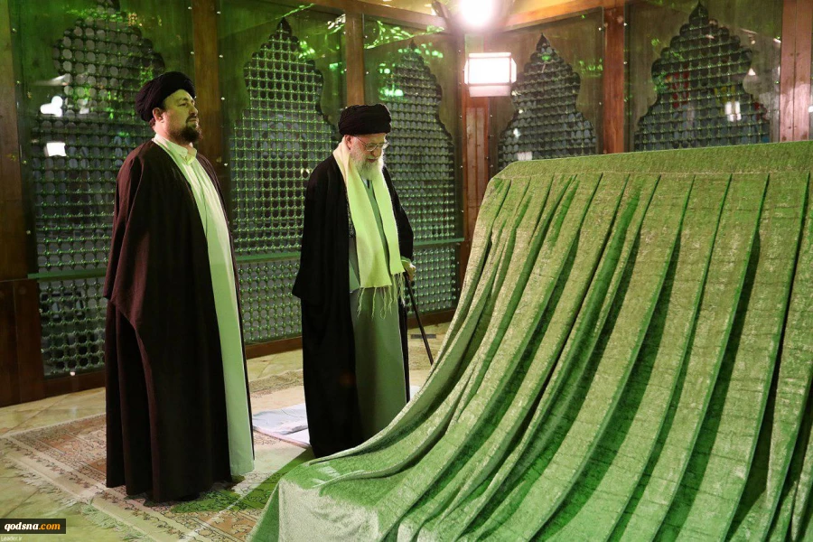 در آغاز دهه فجر و  همزمان با چهلمین سالروز پیروزی انقلاب اسلامی؛رهبر انقلاب اسلامی در مرقد امام خمینی(ره) و گلزار شهدا حضور یافتند 2