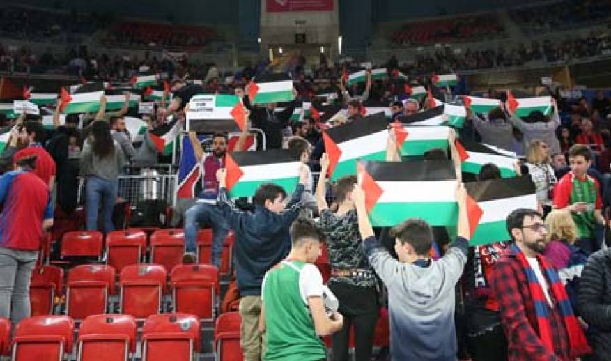 وقتی صهیونیست‌ها هو می شوند؛اهتزار پرچم  فلسطین  از سوی تماشاگران اسپانیایی برابر تیم اسرائیلی+ تصاویر 5