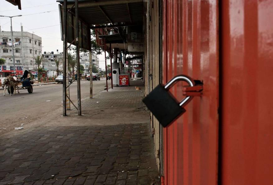 بنابر درخواست نیروهای ملی و اسلامی فلسطین؛  تمامی اماکن تجاری و خدماتی نوارغزه دست به اعتصاب زدند پرچم های سیاه نماد خشم مردم غزه از واشنگتن و تل آویو