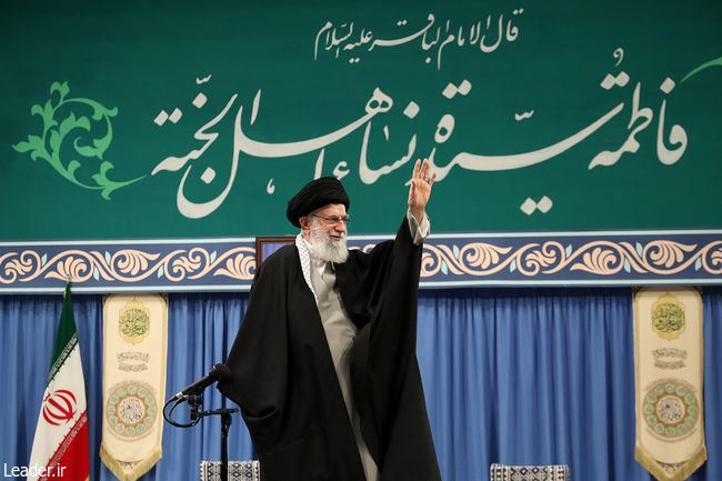 رهبر معظم انقلاب اسلامی در دیدار هزاران نقر از مداحان و ذاکران اهلبیت(ع) بیان کردند:
حیرت ناظران جهانی از تابآوری ملت ایران مقابل غول وحشی آمریکایی ملت ایران در مقابل تبلیغات دشمن برای القاء تسلیم در برابر آمریکا ایستاده است فرزندآوری کمتر موجب پیری جامعه و تسلط دشمنان ملت خواهد شد
