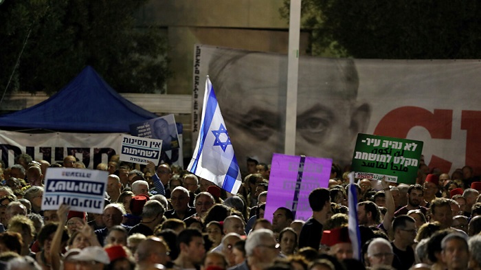در نزدیکی اقامتگاه نخست بنیامین نتانیاهو در قدس برگزار شد؛تظاهرات هزار نفری علیه نخست وزیر رژیم صهیونیستی یعلون: یک باند جنایتکار به سرکردگی نتانیاهو بر اسرائیل حکومت می‌کند 2