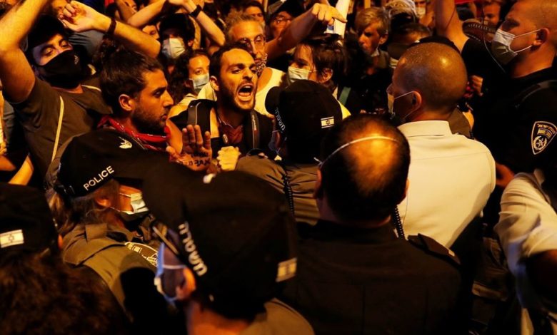 در شانزدهمین هفته اعتراضات پیاپی صهیونیست‌ها علیه نخست وزیر رژیم صهیونیستی؛دهها معترض در تل آویو و کفار سابا بازداشت شدند معترضان: «فساد گسترده شده، فقر گسترده تر» 2