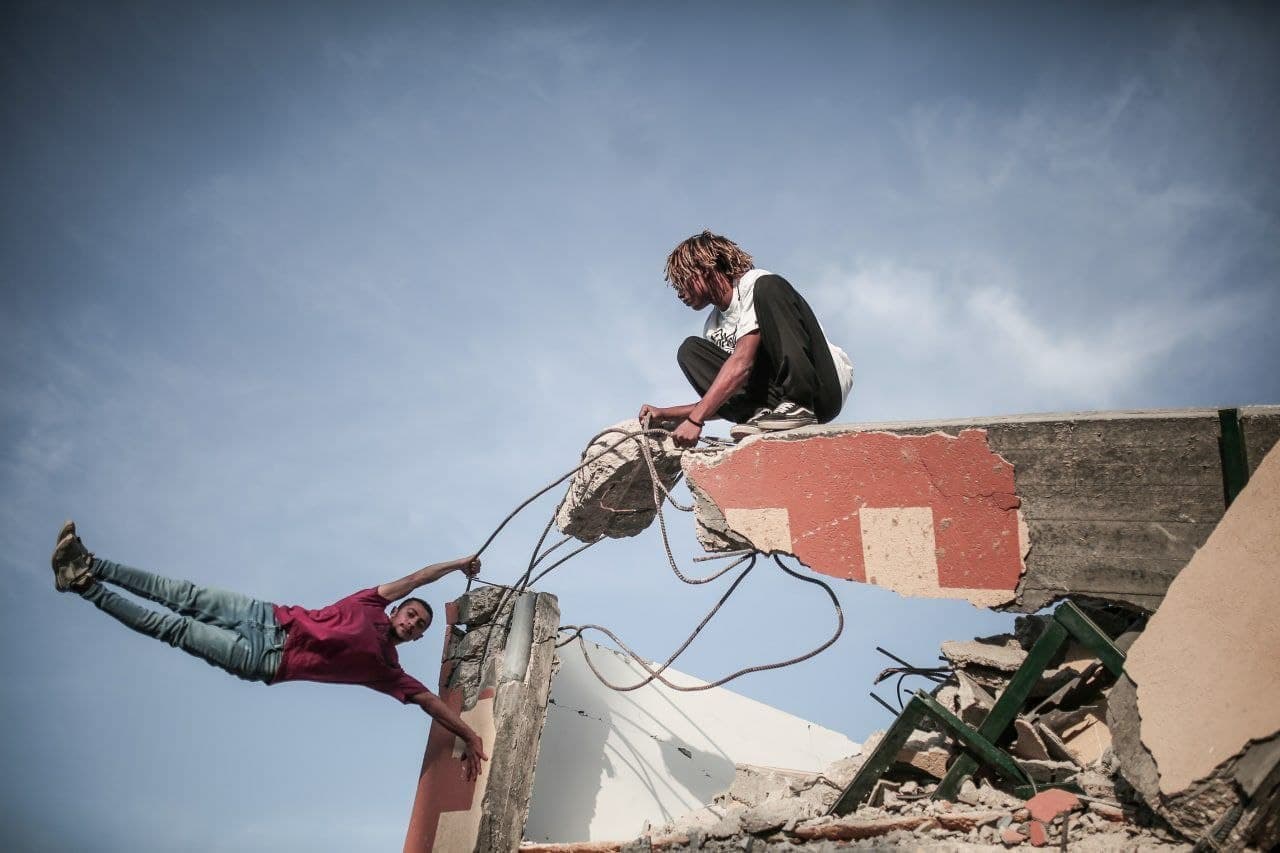 اجرای حرکات زیبای پارکور روی ویرانی‌های حاصل از جنگ 11 روزه غزه (تصاویر) 5