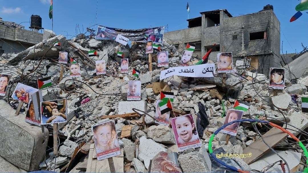 به همراه تصاویرنمایشگاه عکس کودکان و زنان شهید فلسطینی بر روی خرابه‌های خانه‌های مسکونی غزه 5