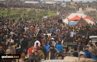 الغزيون يُحيون ذكرى حريق الأقصى بمسيرة جماهيرية حاشدة على حدود غزة