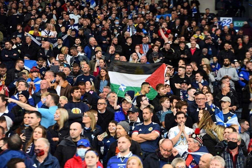 در بازی های مقدماتی جام جهانی منطقه اروپا؛طرفداران تیم ملی فوتبال اسکاتلند پرچم فلسطین را به اهتزاز درآوردند (تصاویر) 2