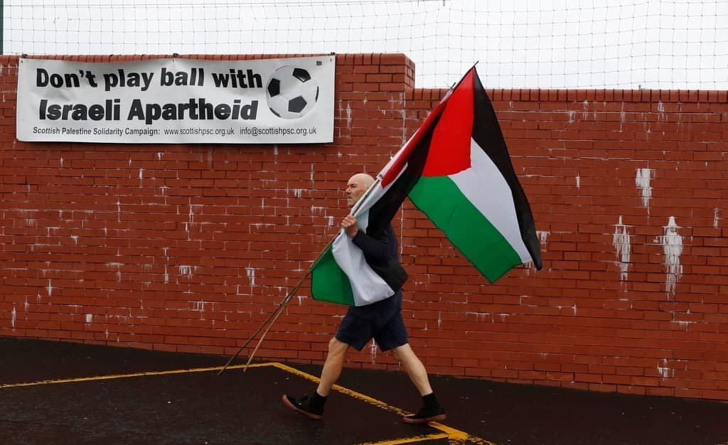 در بازی های مقدماتی جام جهانی منطقه اروپا؛طرفداران تیم ملی فوتبال اسکاتلند پرچم فلسطین را به اهتزاز درآوردند (تصاویر) 6