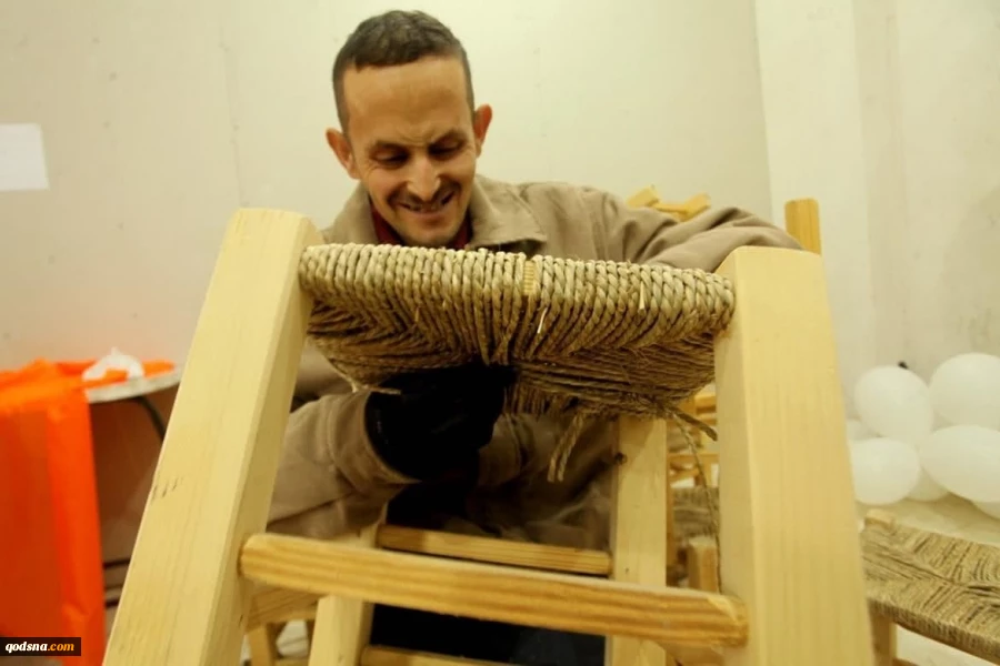 اخبار خوب فلسطین؛مشکل بینایی مانع شهروند فلسطینی برای ساخت صندلی های حصیری سنتی نشد+ تصاویر 3