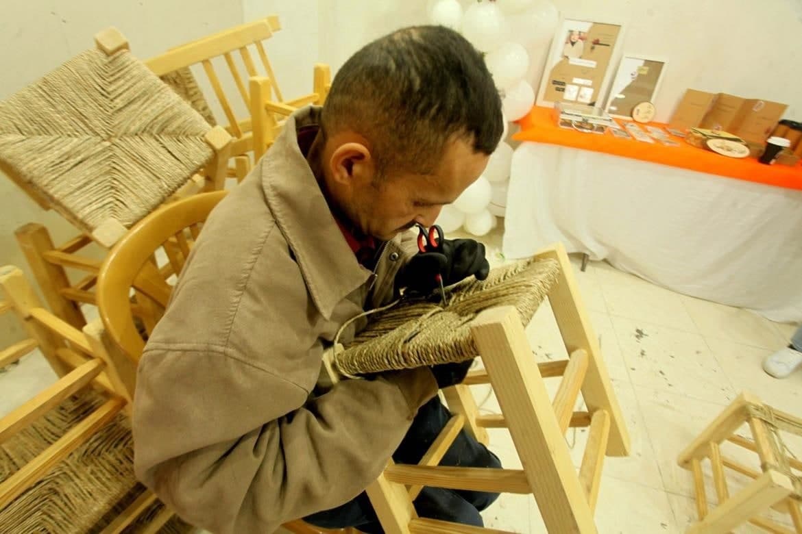 اخبار خوب فلسطین؛مشکل بینایی مانع شهروند فلسطینی برای ساخت صندلی های حصیری سنتی نشد+ تصاویر 4