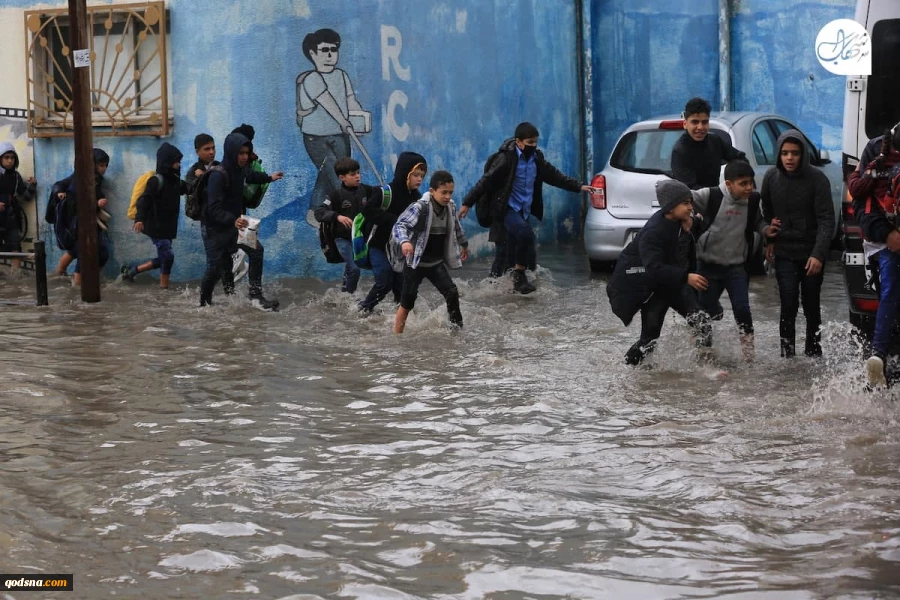 کمک نیروهای شهرداری غزه به مردم در پی گرفتاری آنها در آبگرفتی شدید+ تصاویر 5