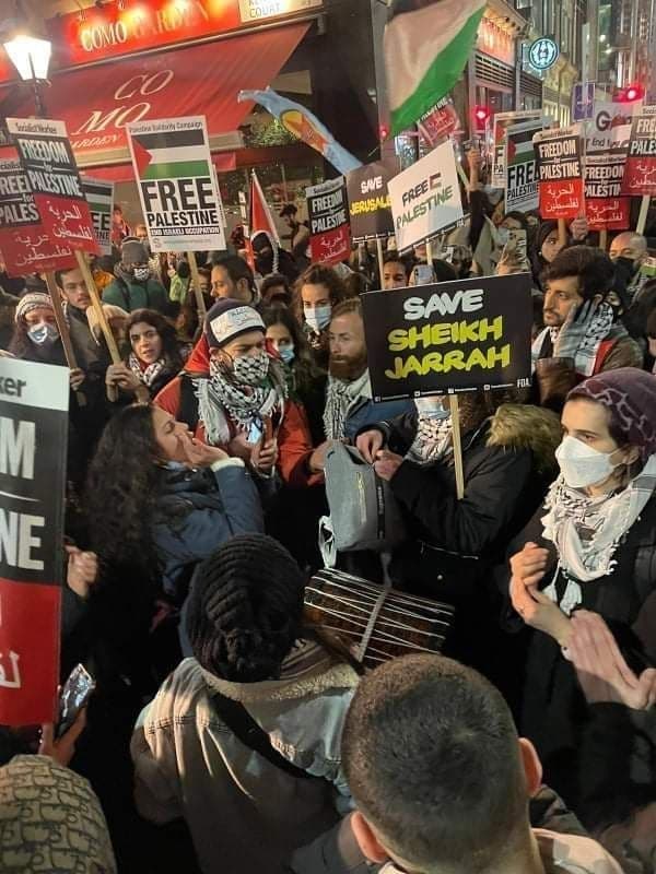 در محکومیت تجاوزات رژیم صهیونیستی علیه محله شیخ جراح برگزار شد؛

تظاهرات گسترده حامیان فلسطین مقابل سفارت رژیم صهیونیستی در لندن (تصاویر) 2