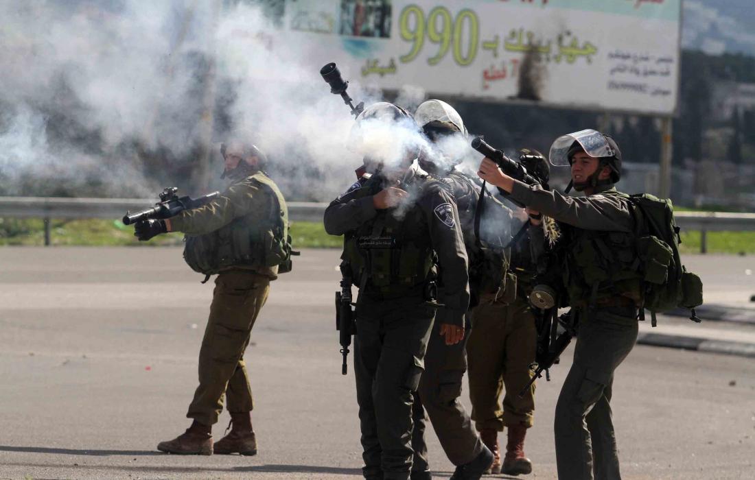 منابع فلسطینی خبر دادند:

مجروحیت ده ها شهروند در مناطق مختلف کرانه باختری توسط اشغالگران