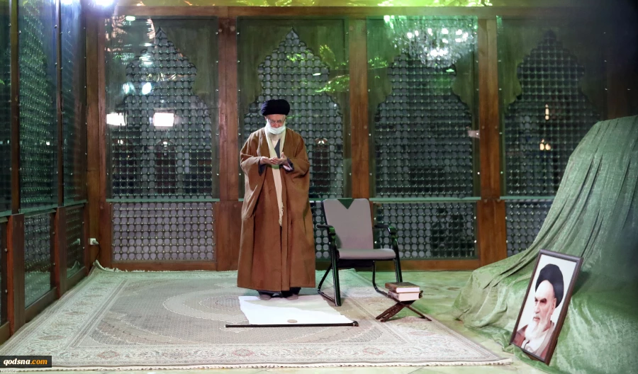 در آستانه دهه فجر و چهل‌وسومين سالروز پيروزي شكوهمند انقلاب اسلامي؛رهبر انقلاب اسلامي در مرقد امام خميني(ره) و گلزار شهدا حضور يافتند 3