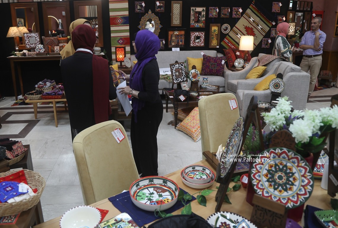 فلسطین از نگاهی دیگراستقبال گسترده از نمایشگاه تولیدات صنایع دستی جوانان کم شنوا در نوارغزه + تصاویر 8