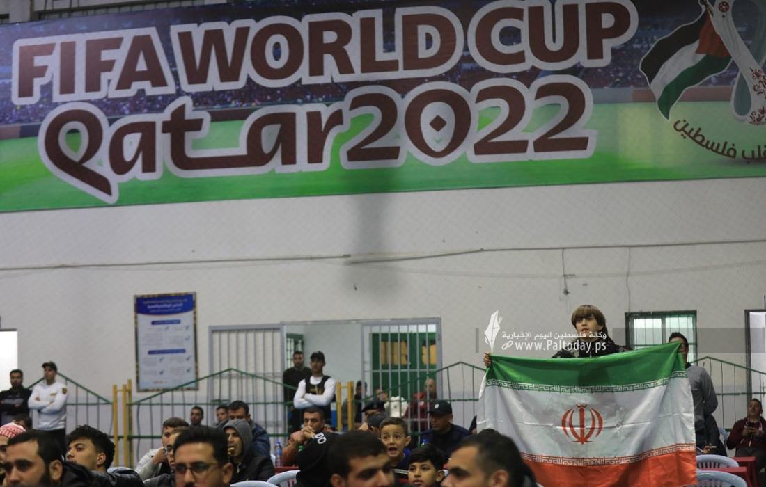 جماهير قطاع غزة تتابع مباراة إيران وانجلترا في قاعة سعد صايل
