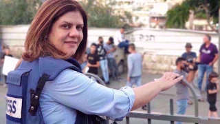 Palestinian journalist martyred by Zionist troops receives posthumous Courage in Journalism award