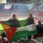 نماینده پارلمان اروپا پرچم فلسطین را بالا برد