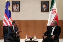 پزشکیان در دیدار با نخست وزیر مالزی در حاشیه اجلاس بریکس: هیچگاه تسلیم نمی‌شویم و از حقوق خود با تمام توان دفاع می‌کنیم