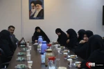 دیدار دختر امام(ره) با همسران شهدای مدافع حرم و نثار شاخه های گل بر سر مزار شهدای اصفهان (۱)



 2