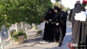 دیدار دختر امام(ره) با همسران شهدای مدافع حرم و نثار شاخه های گل بر سر مزار شهدای اصفهان (۱)



 21