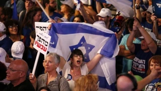 در تل آویو برگزار شد؛

تظاهرات صدها اسرائیلی برای تسریع در روند بازجویی از نتانیاهو