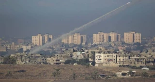 دهها موشک و خمپاره به مستعمره های صهیونیستی اطراف نواز غزه شلیک شد:

قدرتمندترین واکنش مقاومت فلسطین از سال ۲۰۱۴ تا کنون