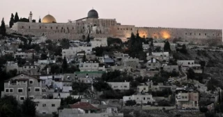 صحيفة اسرائيلية: الاحتلال يعتقل محافظ القدس لإخفاء أسماء متورطين في بيع منازل للمستوطنين
