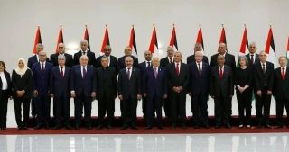 واکنش کاربران شبکه های اجتماعی فلسطینی نسبت به نخست وزیر جدید تشکیلات خودگردان فلسطین؛

کابینه  " اشتیه"  به دنبال  جدا کردن غزه و کرانه باختری است/  کابینه جدید بدون هیچگونه توافق و اجماع ملی و مردمی است