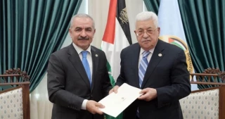 نمایندگان سازشکار فلسطینی رسما «فلسطین از بحر تا نهر» را دور زدند

فراخوان رسمی تشکیلات خودگردان فلسطین برای پیگیری طرح «دو دولتی» بجای طرح «معامله قرن»