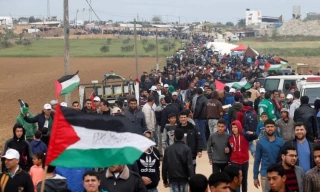 همزمانی برگزاری راهپیمایی بازگشت و روز نکبت فلسطینیان؛

شورای ملی برگزاری راهپیمایی های بازگشت: از تمامی فلسطینیان خواستاریم تا برای مطالبه حقوقشان امروز به خیابان ها بیایند/ نمایشگاه های سالگرد "روز نکبت" در سرتاسر جهان برگزار می گردد/ چنانچه دشمن صهیونیستی ناشیانه عمل کند پاسخ کوبنده دریافت می کند