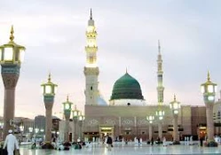 نصب پلاکاردی با کلمه عبری شالوم در نزدیکی مسجد النبی در مدینه 2