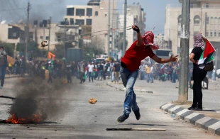 گزارش خبری درباره فلسطین/////////////////////////////آقای غلامی، آقای عزیزی//////////////////////////////

حمله وحشیانه نظامیان صهیونیست به جوانان فلسطینی در قدس/تصمیم جدید اشغالگران درباره نوار غزه/سومین روز اعتصاب غذای اسیر فلسطینی/ آتش سوزی در یک شهرک 