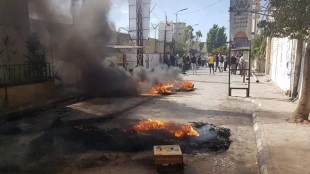 در اعتراض به تصمیم عجیب وزارت کار لبنان در رابطه با کارگران فلسطینی؛

فلسطینیان ساکن اردوگاه پناهندگان لبنان دست به تظاهرات های گسترده زدند؛ ادامه موج اعتراضات فردا از ساعت 5 بعد از ظهر 3