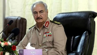 یک تحلیلگر صهیونیست فاش کرد:

"خلیفه حفتر" با موساد در ارتباط است