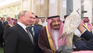 هدیه پوتین به ملک سلمان چه بود؟+ عکس