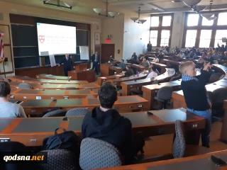 پس از حوادث هفته گذشته دانشگاه میدلبری در ایالت ورمونت آمریکا

دانشجویان دانشگاه هاروارد دسته جمعی محل سخنرانی دیپلمات صهیونیستی را ترک کردند/ شهرک سازی در اراضی اشغالی مصداق جنایت است
