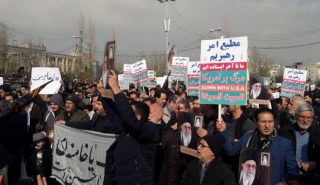 مطالبة بتحرير الشعوب المظلومة من قيود الشيطان الأكبر والاحتلال الصهيوني

تظاهرات حاشدة في انحاء ايران تنديدا بالاعتداء الاميركي