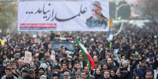 انتقام گیران در راه اند ..

جوش و خروش میلیونی مردم ایران برای تشییع پیکر سردار پرافتخار مقاومت/ شعار مردم ایران: پرچم توییتری ترامپ روی تابوت او پهن خواهد شد/ مردمی که خود را لشکر قاسمیون نامیدند 2