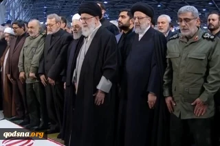 قائد الثورة الاسلامية يصلي على جثامين القادة الشهداء
