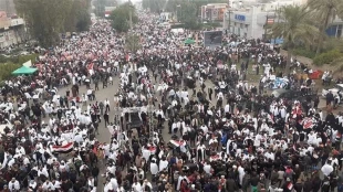 در تظاهرات میلیونی بغداد:

مردم عراق خروج نیروهای آمریکایی از کشورشان را فریاد زدند 3