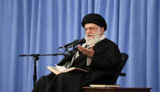 قائد الثورة الاسلامية: الانتخابات في النظام الإسلامي تدحض مزاعم العدو بتعارض الدين مع الحرية والديمقراطية