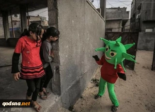 با هدف کاستن از درد و اندوه کرونایی و محاصره ظالمانه؛

یک معلم فلسطینی با ابتکار ضد کرونایی، خنده را به چهره کودکان فلسطینی بازگرداند+ تصویر