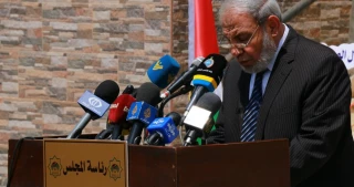 دعا الشعوب لاتخاذ اجراءات عملية ضد المطبعين

الزهار: المسلسلات التطبيعية تقلب حقائق الصراع وتهدف لتهيئة الأوضاع لتطبيق "صفقة القرن"