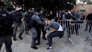 Zionist regime forces clash with Palestinians heading to al-Aqsa Mosque for Eid al-Fitr prayers