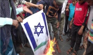 Yemeni protesters burn bin Zayed’s pictures, Israel’s flag in Aden